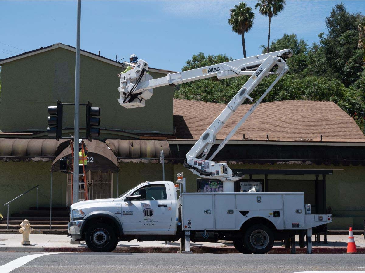 New Full Traffic Signal Activated on Berry Drive and Ventura Blvd 