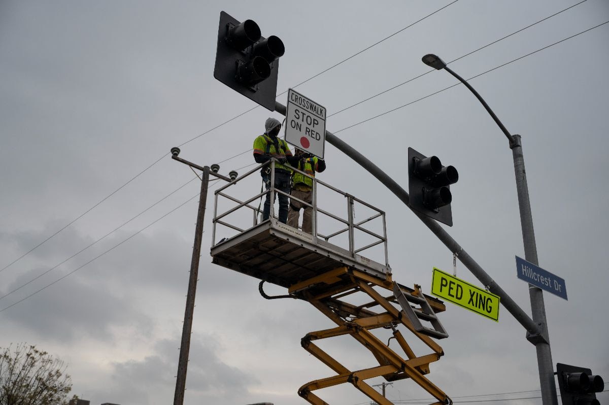 New HAWK Pedestrian Beacon Activated at Jefferson Blvd